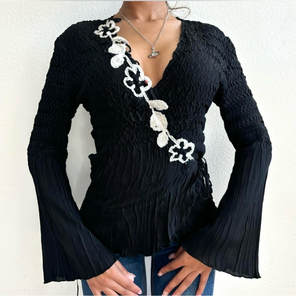 *SOLD!* Komarov Black Blouse with White Floral Details Y2K - Picture 2 of 8